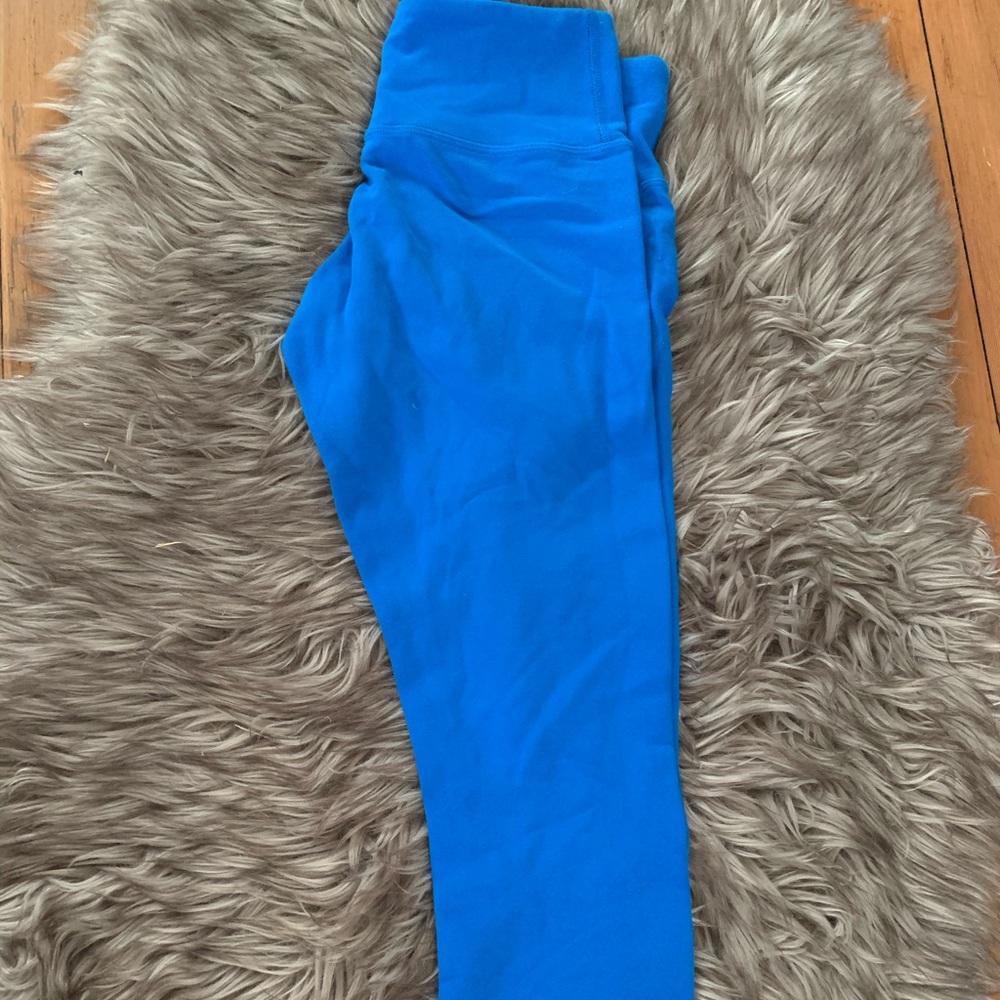 Size 4 lululemon capris! Reversible